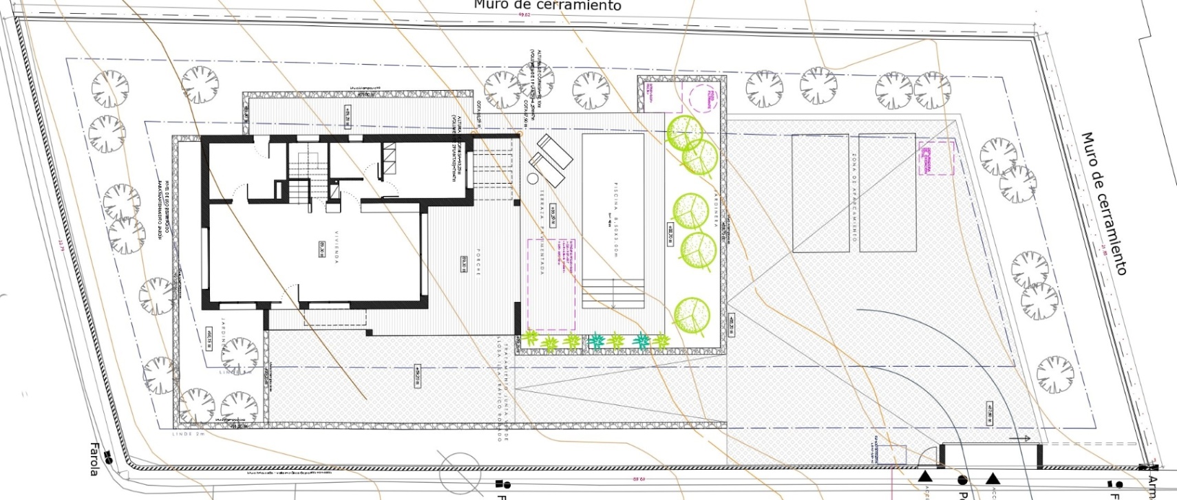 Plano técnico de emplazamiento que detalla la distribución de la vivienda, zona de aparcamiento, terraza pavimentada y piscina de 8,5x3 metros en la parcela de Jávea.