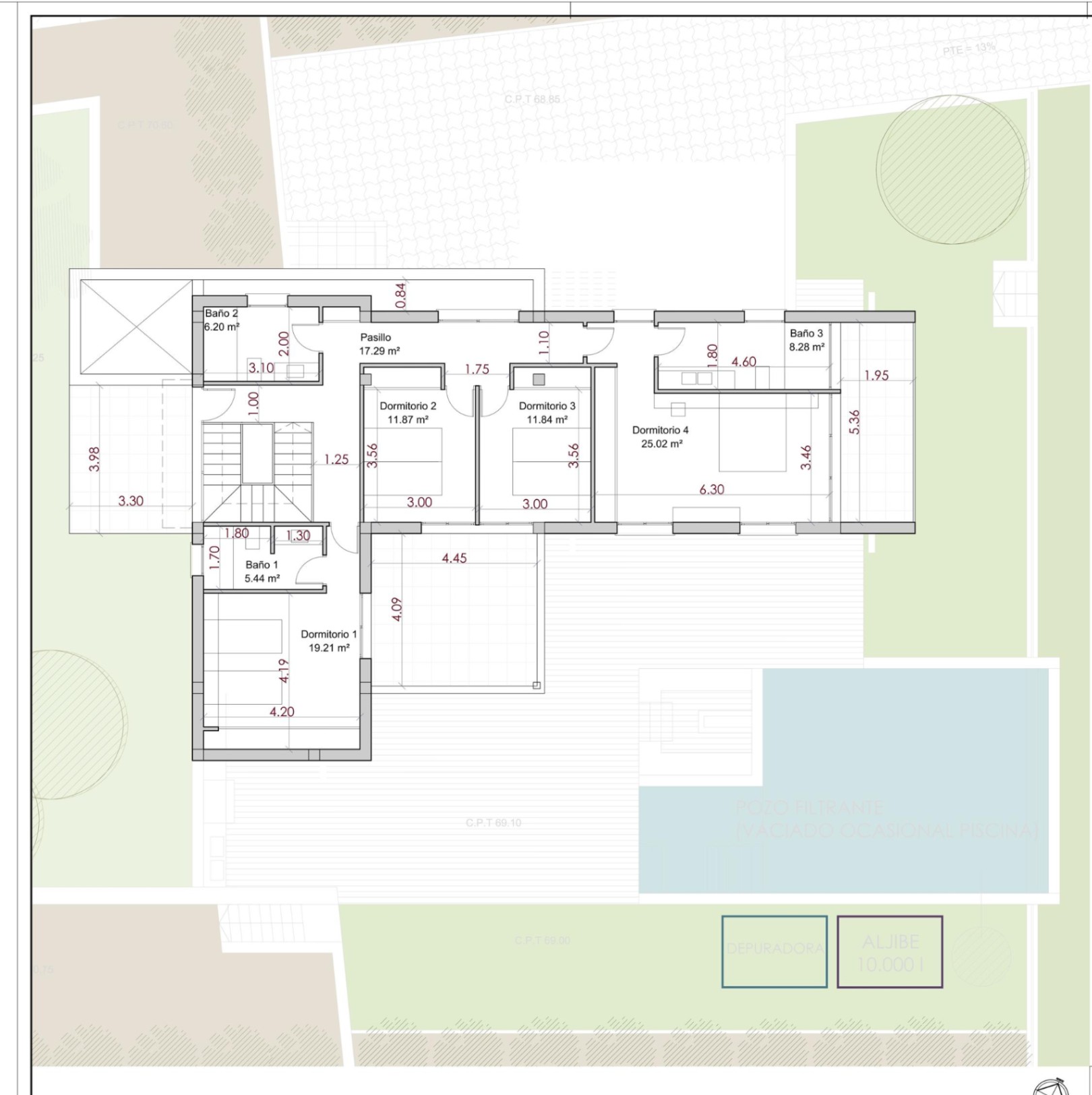 Plano técnico de la planta superior que detalla la distribución de cuatro dormitorios, tres baños completos y la conexión con las terrazas exteriores y la piscina.