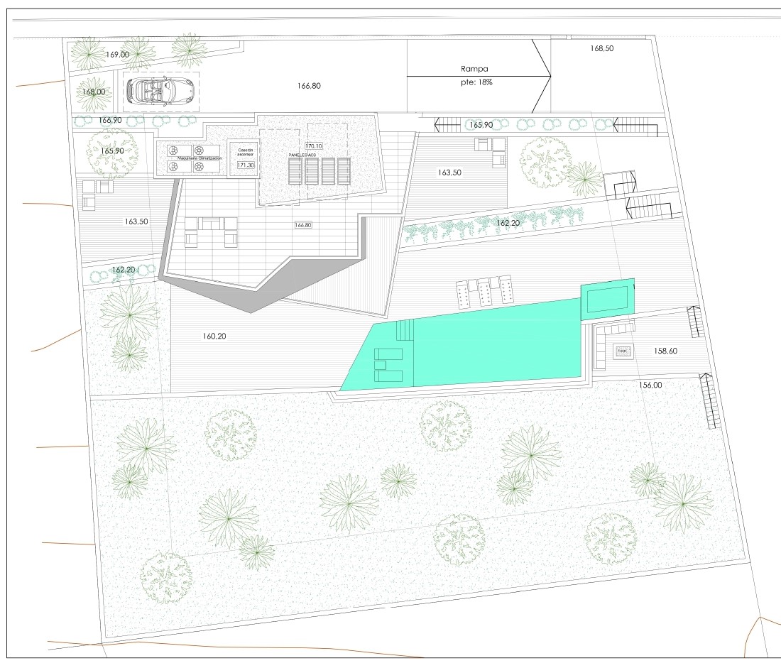 Plano general de la parcela que muestra la distribución de la vivienda, la piscina exterior, las zonas ajardinadas y el acceso al garaje mediante rampa.