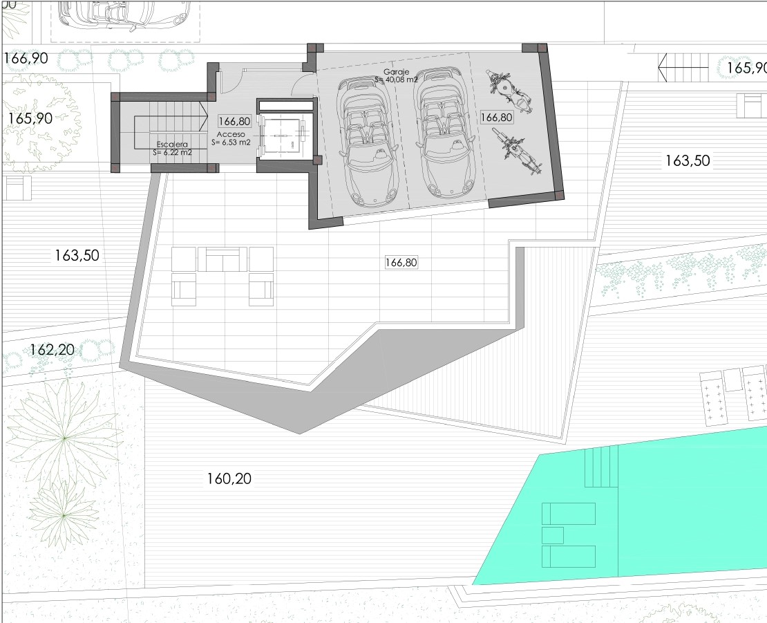Plano técnico que muestra el garaje para dos coches y dos motos, el acceso mediante ascensor y escalera, y la amplia terraza junto a la zona de piscina.