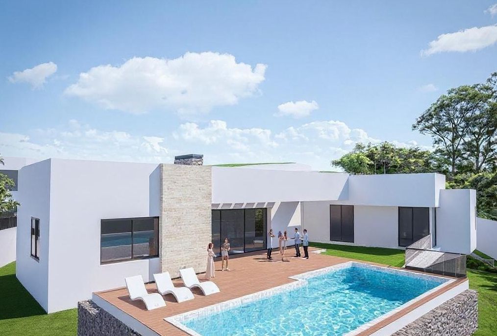 Exterior de arquitectura moderna con piscina, terraza de madera y fachada blanca realzada por un panel de piedra natural y amplios ventanales.