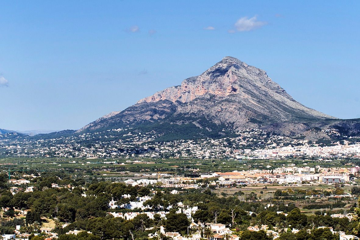 Vistas panorámicas despejadas hacia el macizo del Montgó y el valle de Jávea bajo un cielo azul, capturadas desde la propiedad.